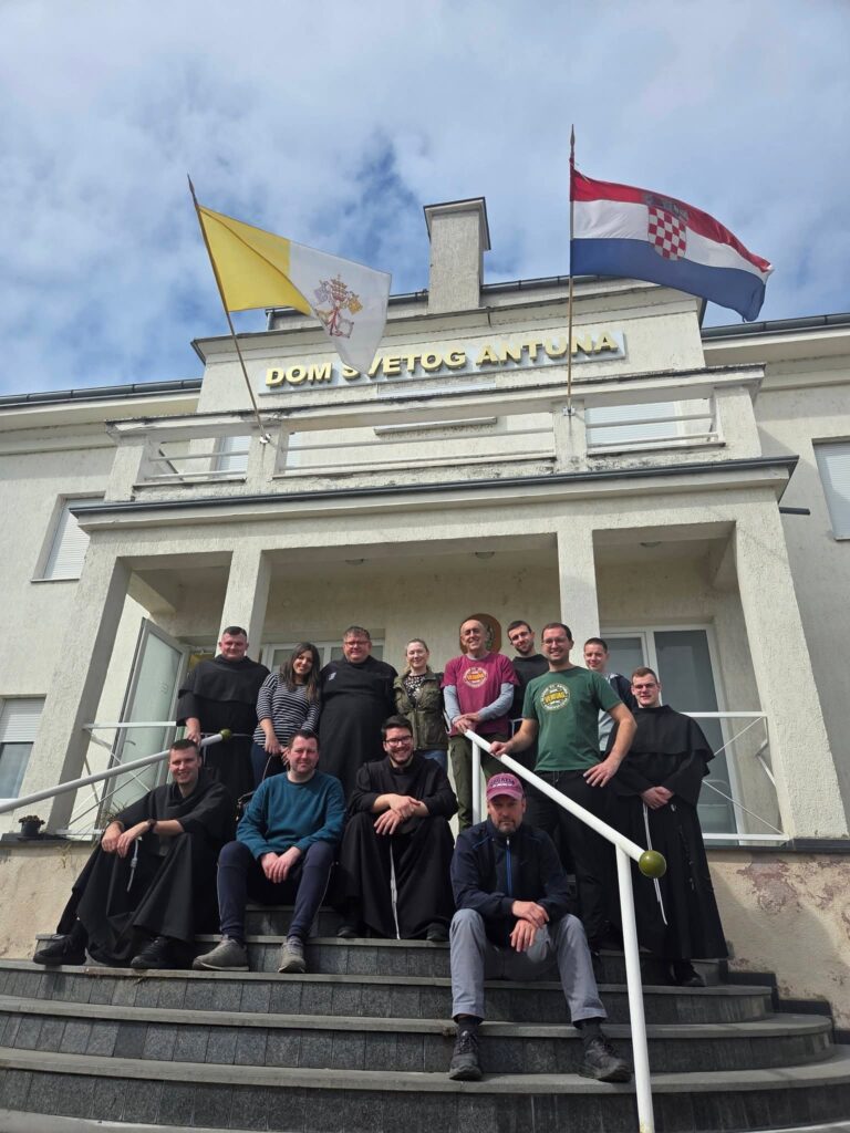 Kruh uskrsne radosti u vremenu gladi srca: podjela blagdanskog ručka u našoj Pučkoj kuhinji